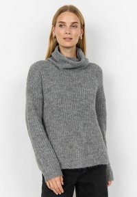 Grå stickad tröja med hög hals, ribbad textur, långa ärmar och en lös passform. Mjuk material med en något fluffig utseende.