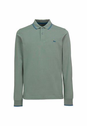 Poloshirt met lange mouwen in olijfgroene katoen. Voorzien van een sluitsysteem met twee knopen, blauwe bies op de kraag en manchetten, en een klein blauw logo op de borst.