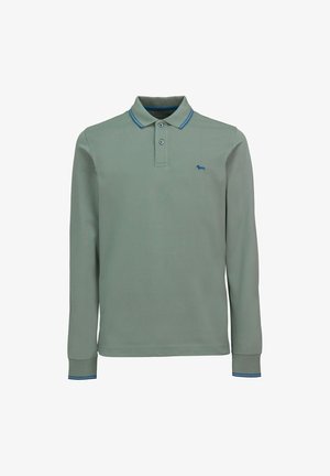 Poloshirt met lange mouwen in olijfgroene katoen. Voorzien van een sluitsysteem met twee knopen, blauwe bies op de kraag en manchetten, en een klein blauw logo op de borst.