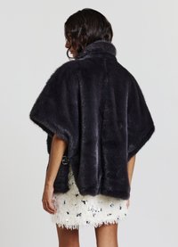 Poncho en fausse fourrure gris foncé avec un col haut, coupe ample et fermeture latérale. Caractéristiques d'une texture douce et d'un design élégant.