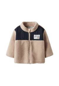 Fleece jas in beige met marineblauwe accenten en een ritssluiting. Heeft een ronde kraag en een "LET'S GO" patch aan de voorkant.