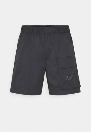 Czarne krótkie spodenki sportowe z elastycznym paskiem w talii i dużą prawą kieszenią typu cargo z białym logo Nike swoosh.