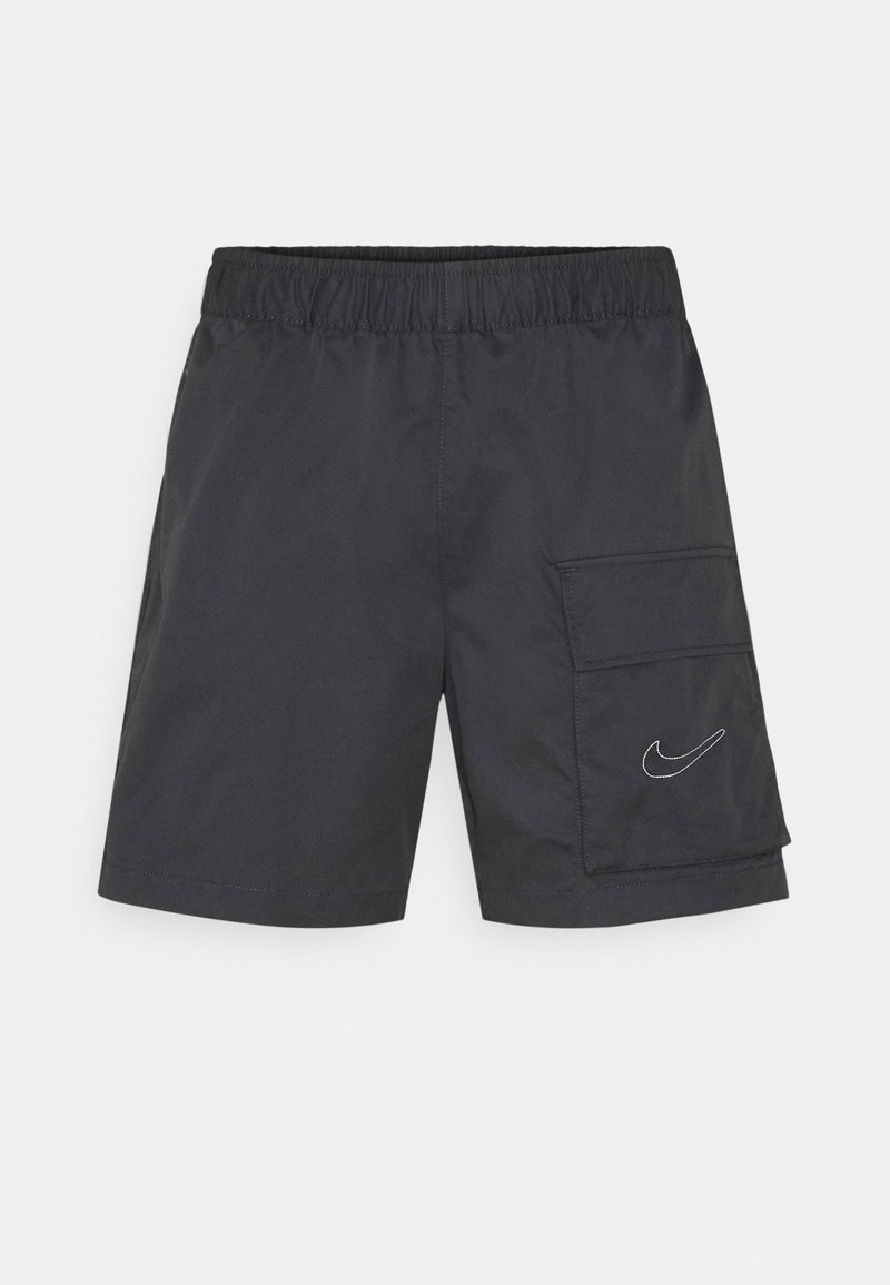 Shorts de sport noirs avec taille élastique et grande poche cargo droite avec un logo swoosh Nike blanc.