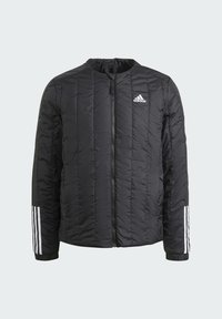 Zwarte gewatteerde jas met ritssluiting aan de voorkant, ronde halslijn en wit Adidas-logo. Heeft verticale stiksels en drie witte strepen op de mouwen.
