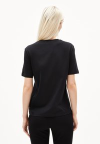 Zwarte katoenen t-shirt met een ronde hals en korte mouwen, met een relaxte pasvorm en zonder zichtbare patronen of versieringen.