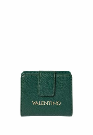 Portafoglio in pelle verde scuro con texture e chiusura a patta, con logo Valentino in oro impresso al centro sulla parte frontale.