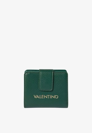 Portafoglio in pelle verde scuro con texture e chiusura a patta, con logo Valentino in oro impresso al centro sulla parte frontale.