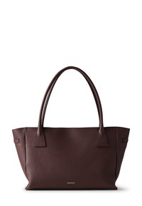 Braune Leder-Tote mit einer genarbten Textur, zwei langen Griffen und einem minimalistischen Design. Verfügt über ein goldenes Markenlogo am Boden.