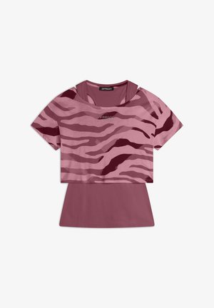 T-shirt court bicolore avec un motif rayé tigre rose et bordeaux. Matière en mélange de coton, manches courtes et encolure ronde.