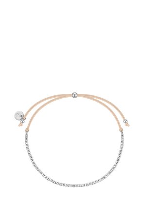 Bracciale in argento con cordini beige, caratterizzato da perline rotonde in argento e una chiusura. La catena presenta anelli alternati in un pattern.