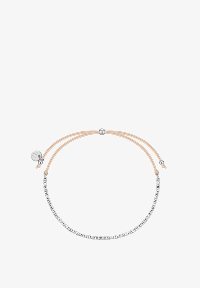 Sølv kædearmbånd med beige snore, der har runde sølvperler og en lås. Kæden viser skiftevis led i et mønster.