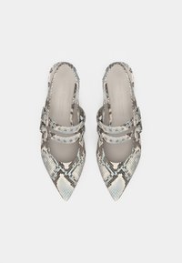 Πέδιλα με μυτερή μύτη και λουράκι στην πλάτη, με σχέδιο φιδιού σε αποχρώσεις του γκρι, μπλε και κρέμ. Διαθέτουν δύο ρυθμιζόμενους ιμάντες με αγκράφες.