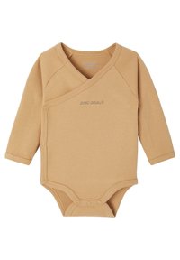 Langarm-Bodysuit aus weichem, tanfarbigem Stoff mit Wickeldesign. Verfügt über Druckknöpfe und bestickten Text "avec amour."