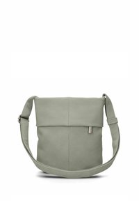 Bolso cruzado de cuero verde con solapa plegable, forma plana, correa ajustable y un pequeño detalle de logo metálico en la parte frontal.