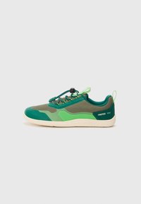 Zapatillas deportivas verdes y grises con parte superior de malla, acentos texturizados, puntera redondeada y cordones elásticos, con suela blanca y logo.