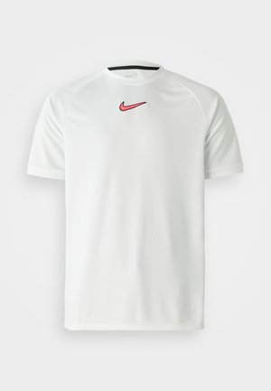 Weißes Kurzarm-T-Shirt von Nike mit einem pinken Swoosh-Logo auf der Brust. Verfügt über einen runden Ausschnitt und einen glatten, leichten Stoff.