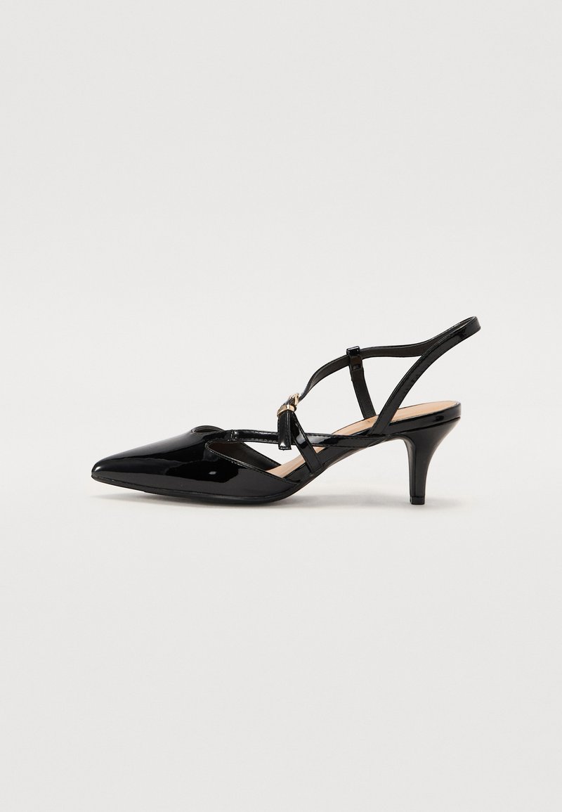 Črne lakirane slingback pete s konicami, ki vključujejo križaste trakove in majhen detajl s sponko. Tanjša peta srednje višine.