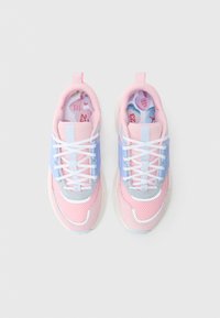 Ροζ και μπλε αθλητικά παπούτσια με επάνω μέρος από δίχτυ, υφασμένα επικαλύμματα, λευκά κορδόνια, μαλακή σόλα και πολύχρωμες εσωτερικές σόλες.