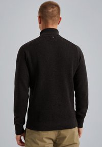 Pull en maille noir avec un col montant, présentant une texture côtelée au dos, couleur unie et manches longues, montré de dos.