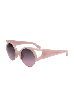 Occhiali da sole rotondi rosa traslucidi con aste spesse inclinate e lenti sfumate scure.