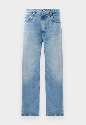 Helle blaue Jeans aus Denim mit weiter Beinform, die eine ausgewaschene Textur, ein Fünf-Taschen-Design und sichtbare Nähte an den Nähten aufweisen.