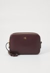 HARDWARE MONOGRAM - Schoudertas - fudge