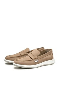 Scarpe slip-on in pelle beige con design mocassino, suola in gomma bianca e cuciture decorative sulla punta e sull'arco.