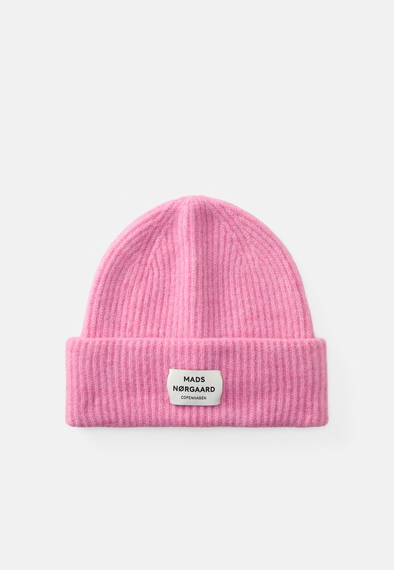 Beanie rosa lavorato a maglia con una texture a coste e un risvolto. Presenta un'etichetta bianca con testo nero "MADS NØRGAARD COPENHAGEN."