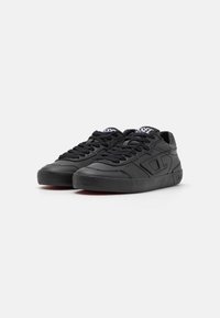 Sneaker nere con tomaia in pelle liscia, lingua imbottita e logo a contrasto. Presentano lacci piatti e suola in gomma texture.