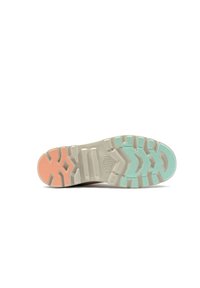 Semelle de chaussure avec une base beige, agrémentée de accents vert menthe et corail. Caoutchouc texturé avec des motifs distincts pour l'adhérence et le soutien.
