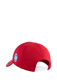 Czerwona czapka o gładkiej teksturze, wyposażona w białą regulowaną taśmę i niebieskie logo z boku. Wygięty daszek i smukły design.