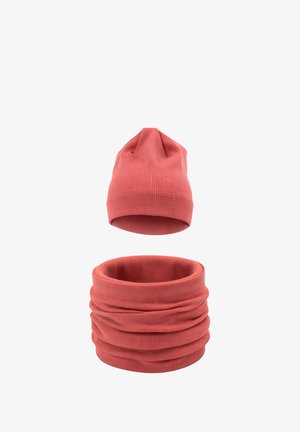 Korálowy zestaw zimowy z prążkowanego dzianiny z czapką i pasującym ocieplaczem na szyję, pokazany na białym tle.