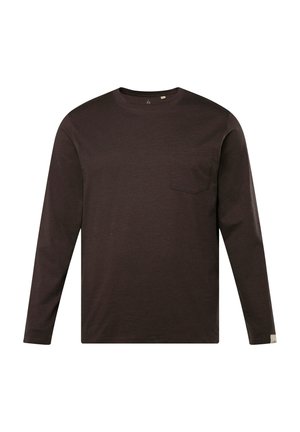 Camiseta de manga larga marrón de algodón, con cuello redondo y un pequeño bolsillo en el pecho del lado izquierdo. Textura suave sin estampados.