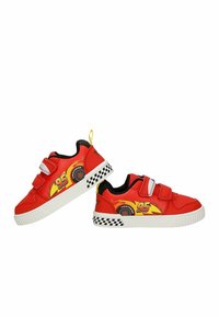 Baskets rouges pour enfants avec des "95" jaunes et des motifs de flammes, talons à carreaux noir et blanc et deux brides Velcro.