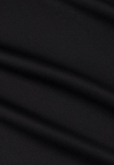 Tissu noir lisse avec un léger éclat, offrant un drapé doux et une texture homogène, adapté à diverses applications.