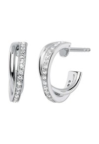 Pendientes de aro de plata con un diseño retorcido, que presentan una fila de cristales transparentes a lo largo de un borde y un cierre de presión seguro.