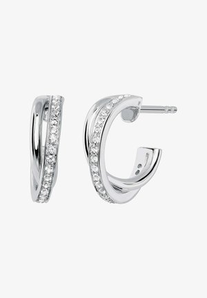 Pendientes de aro de plata con un diseño retorcido, que presentan una fila de cristales transparentes a lo largo de un borde y un cierre de presión seguro.