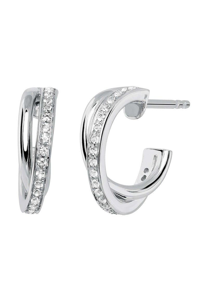 Pendientes de aro de plata con un diseño retorcido, que presentan una fila de cristales transparentes a lo largo de un borde y un cierre de presión seguro.