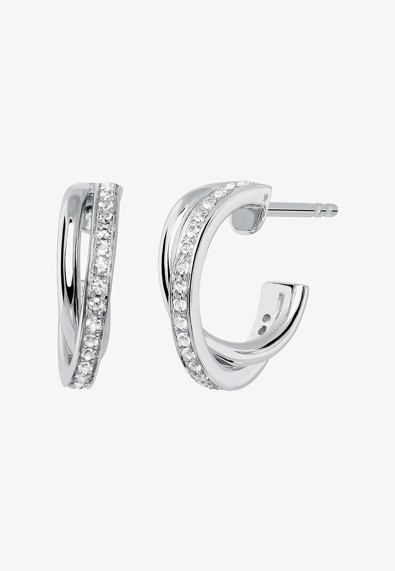 Pendientes de aro de plata con un diseño retorcido, que presentan una fila de cristales transparentes a lo largo de un borde y un cierre de presión seguro.