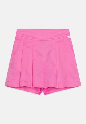 Roze geplooide shorts van gladde stof met een tailleband. Heeft zijzakken en een nette afwerking aan de zoom.