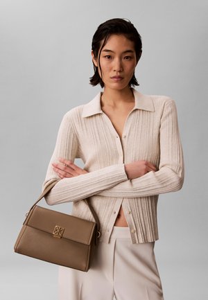 Calvin Klein EMBLEM SHOULDER - Torbica - desert taupe