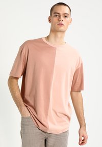 Urban Classics OVERSIZE HARLEQUIN TEE - Nyomott mintás póló - amber/light rose