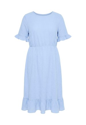 Lyseblå knælange kjole med korte flæseærmer, indsnøret talje og flæsekant forneden, lavet af tekstureret stof.