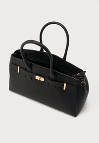 Sac à main noir avec extérieur en cuir texturé, éléments en métal doré, deux poignées supérieures et une poche intérieure zippée.