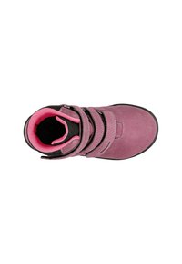 Bottine en daim rose avec doublure noire, dotée de deux sangles en velcro réglables et d'un rembourrage intérieur texturé rose. Bout rond et semelle noire.