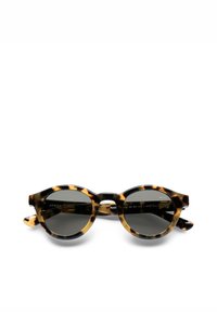 Kilpikonnakuosiset aurinkolasit pyöreällä kehyksellä, musta ja ruskea kuvio, harmaat linssit ja bioasetaatti materiaali. Huomattavan leveät sivukkeet.