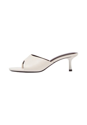 Mule en cuir blanc à bout ouvert, talon fin de hauteur moyenne et boucle d’orteil sur fond blanc.