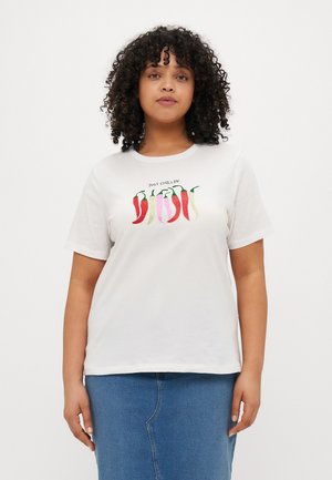 Witte katoenen t-shirt met een vooropdruk van kleurrijke chilipepers en de tekst "JUST CHILLIN’." Korte mouwen en een ontspannen pasvorm.