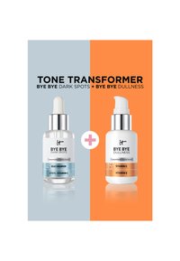 Deux sérums pour la peau côte à côte, étiquetés « Bye Bye Taches Sombres » avec 4 % de niacinamide et « Bye Bye Teint Terne » avec 15 % de vitamine C, vitamine E.