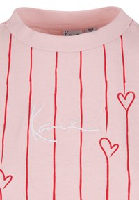 Karl Kani SIGNATURE HEART PINSTRIPE - Μπλουζάκι με στάμπα - rose red